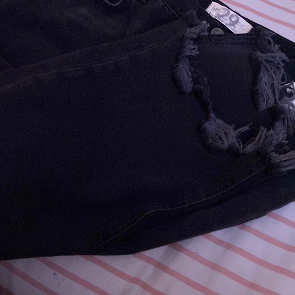 Beautiful Black edgy ripped jeans - Picture 3 of 4